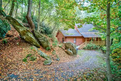 Image de Farallon- Cozy Cabin with hot tub, fire pit, wood fireplace!
