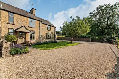 Image de A charming 3 bedroom holiday cottage with private parking and delightful views - 2 Orchard Cottages