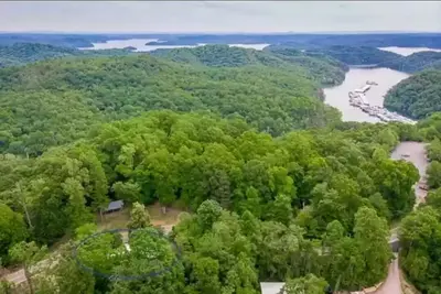 Image de 1/4 mile from Holly Creek Marina-2700 sq ft split level cottage\nWalkout basement