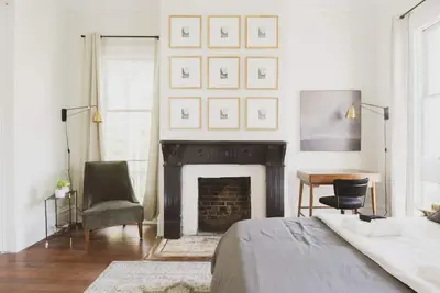 Image de 2-Bedroom Apartment in Downtown Victorian District ★ Walk to Forsyth Park!