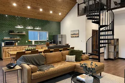 Image de Modern new build, hot tub, ski in/out, bike in/out, fire pit.