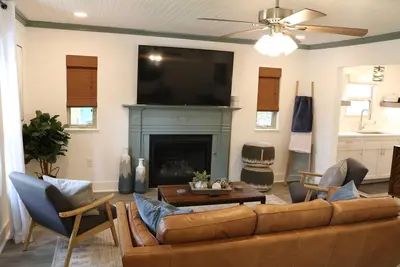 Image de The Grape Escape - Beautiful home with indoor hot tub blocks away from Main St.