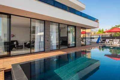 Luxury Villa Anchor with Heated Pool