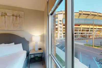 Image de See Bryant Denny from Your Bedroom Window!