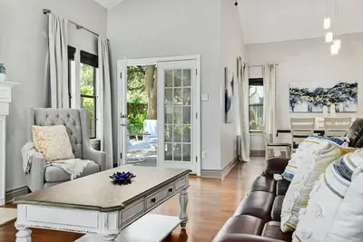 Image de 'Lady Luxe' Amazing Yard! Pet Friendly!