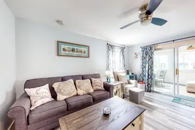 Image de Convenient cottage near beach with shared pool, gas grill, W/D, WiFi & Ac