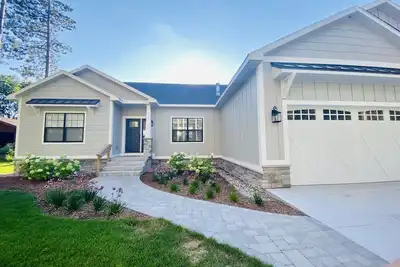 Beautiful 4bdrm home in Crystal Mountain Resort with resort hot tub. fees apply