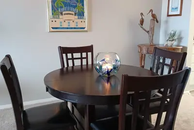 Image de Charming and Updated Beach condo with pool, tennis courts and ocean view balcony!