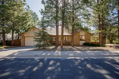 Image de Cabin Getaway complete with Gameroom, hiking access, and huge deck!