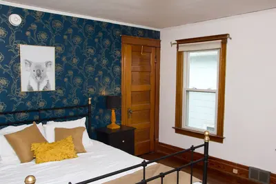 Image de Chic and Cozy at Niagara Falls Usa 5-min to the Falls in Little Italy Sleep 6