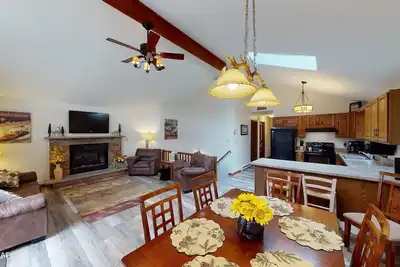 Image de 4 Bedroom Poconos Lake House Getaway