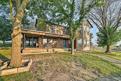 Image de Charming Hamilton Farmhouse w\/ Country Views!