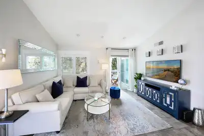 Image de Less than 5 min stroll across to the ocean! Top-Level Unit. Quiet Location.
