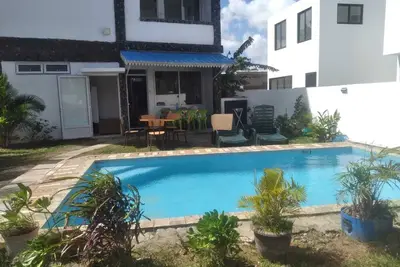 Image de Appartement au 1e étage, chambre climatisée avec piscine tout pres de la mer.