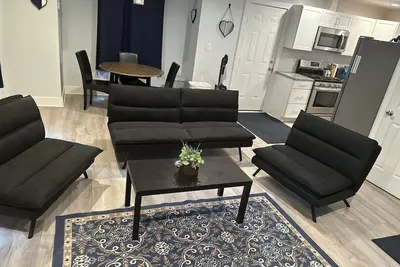 Image de Bungalow Close to Park Circle!