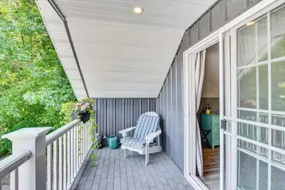 Image de Benton Harbor Apt w/ Balcony + Fire Pit