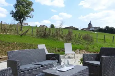 Image de Gîte rénové à Dommartin-le-Franc : confort, verdure et activités à proximité du lac du Der