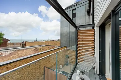 Image de Lovely new home with sea views next to the beach!