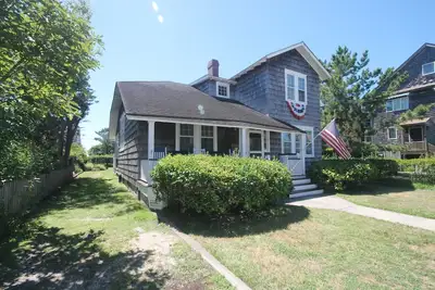 Image de Classic Cape May home located just steps to Queen Street Beach.