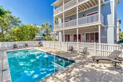 Image de Sandy Shores retreat w/private pool, beach access + chairs/umbrella, sleeps 12