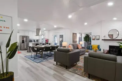 Image de New! * Modern Remodeled Home * King Beds * 70\" Tv