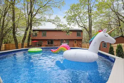 Image de Private Pool • Hot Tub • Fully Fenced Backyard • Fire Pit • Games
