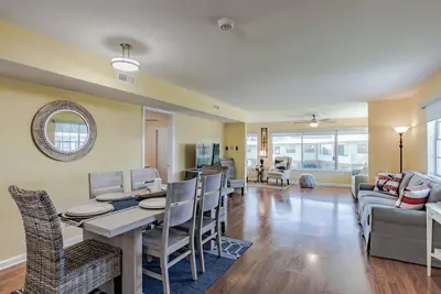 Image de Stylish Condo with a view of the water