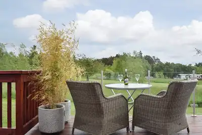 Image de An elegant lodge with lovely raised deck to relax overlooking the golf course.