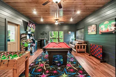 Image de Heated Pool, Karaoke Bar, Games, HotTub, Mins to strip and 50% off Zipline
