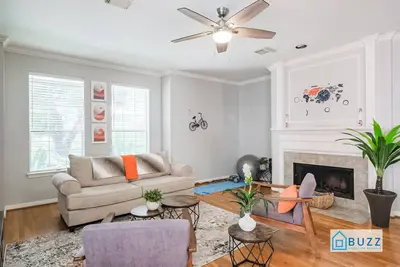 Image de Luxe Townhome | King Suite + Game Loft | Near Downtown & Med Center