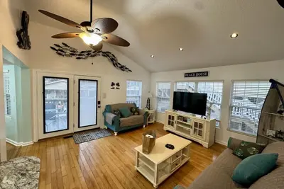 Image de 🌴 Spacious Beach Cottage at Ocean Lakes | Sleeps 6 | Golf Cart Included | Pet-Friendly Option