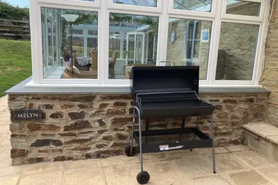 Image de Luxurious large home, with extensive garden, Hot Tub and spacious conservatory.