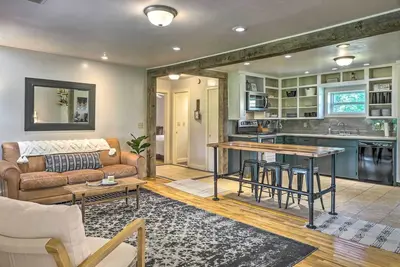 Image de Quiet Country Home in Ava with Chic Interior!
