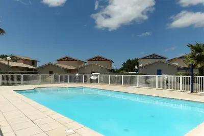Image de Agréable appartement pour 5 personnes avec piscine, Wifi, Tv, terrasse, animaux admis et parking
