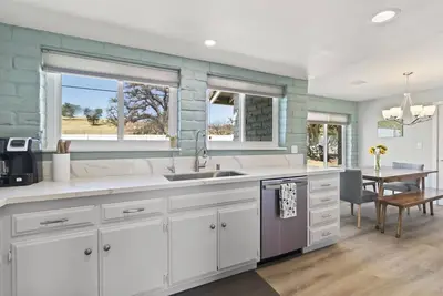 Image de Unique Historic Ranch House - Quiet Getaway with views of the Golden Eagle Farm
