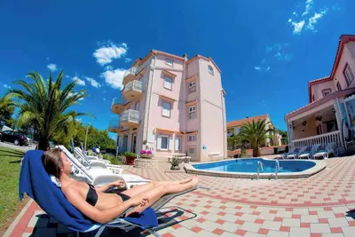 Image de Appartement de vacances avec piscine, cheminée et vue sur la mer