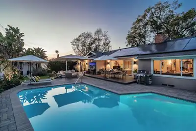 Image de Outdoor Living w Private Pool, 12 Mins from Disney, Beaches 20-min, Pet-Friendly