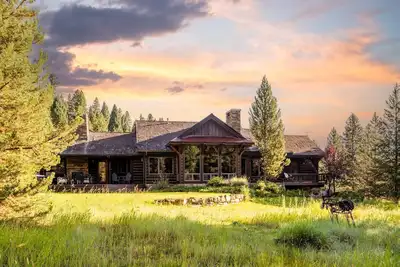 Image de Book a Summer Getaway! Modern Mountain Home, Deck and Outdoor Fireplace, Near Ousel Falls Park!