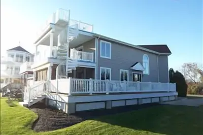 Image de Ocean Views. There is a special feel to this beautiful townhome.