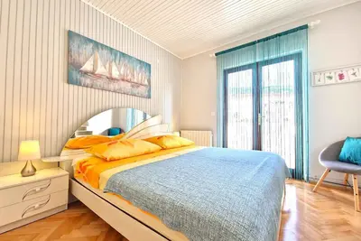 Image de Appartement de vacances près de la mer avec lave-vaisselle et lave-linge