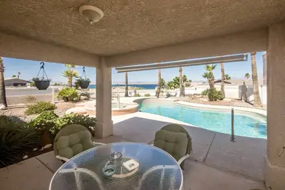 Image de We Hav-A-View for you…. Rare Lake View. Central location.