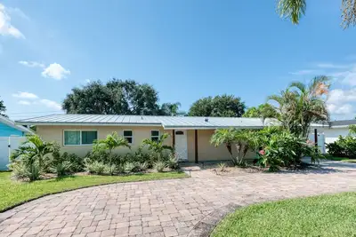 Image de Off Season Pricing-2 blocks from beach and downtown