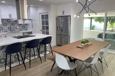 Image de Sunny and Modern Starburst Retreat - near Old Town