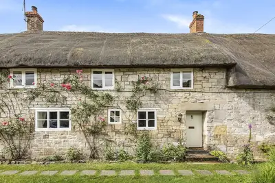 Image de Willow Cottage is a beautiful thatched cottage with bags of character and charm