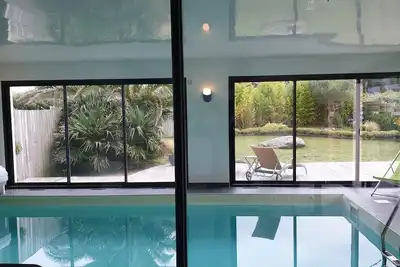 Image de Villa avec piscine  intérieure 200 M plages