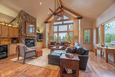 Image de Near Slopes, Private Family Home, HotTub, Centrally located to all Ski Resorts!