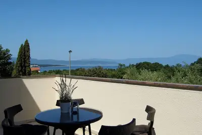 Image de Appartement de vacances Malinska pour 1 - 8 personnes avec 2 chambres à coucher - Maison de vacances