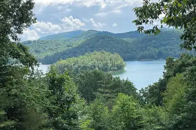Image de 2 Views! Front view of Lake Glenville & back view of Christmas Tree farm!