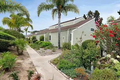 Image de Newly remodeled, beautiful townhome in specatcular Seabluffe complex!