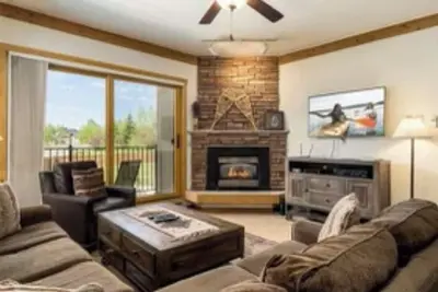 Image de Lovely 2 bedroom condo - steps from gondola/ mountain base